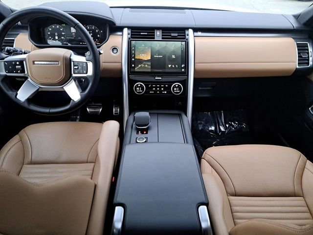 Used 2024 Land Rover Discovery Metropolitan Edition image 16