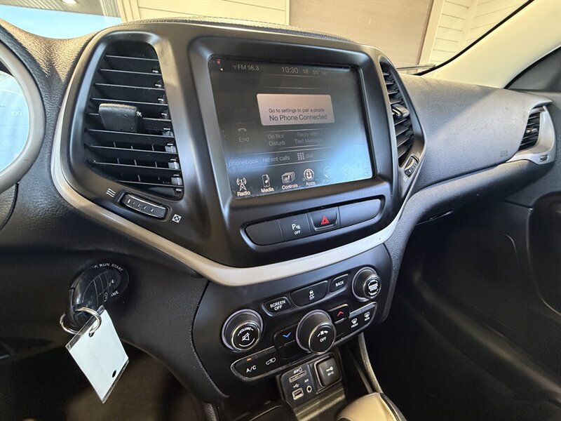 Used 2016 Jeep Cherokee Latitude w/ Safety/Convenience Group AWD/4WD image 19