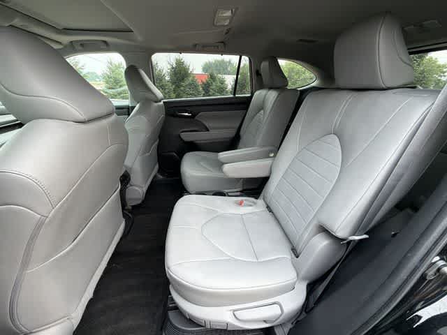 Used 2023 Toyota Highlander XLE AWD/4WD image 18