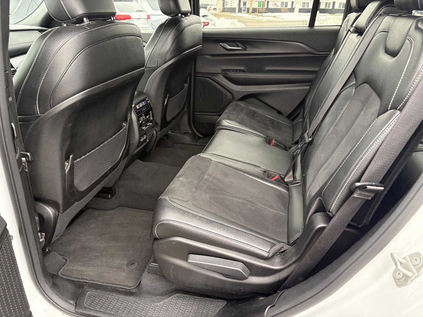 Used 2024 Jeep Grand Cherokee L Laredo image 14