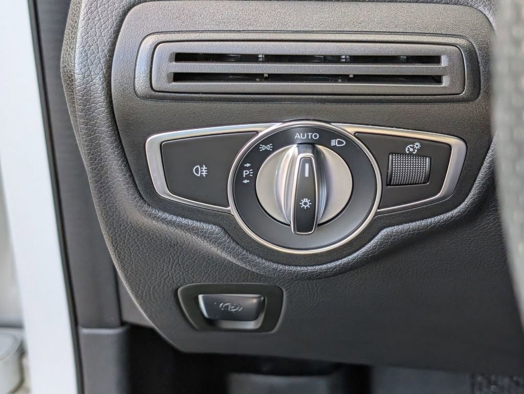 Used 2018 Mercedes-Benz GLC 300 4MATIC image 37