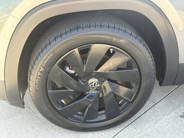 Used 2024 Volkswagen Atlas Cross Sport SE AWD/4WD image 15