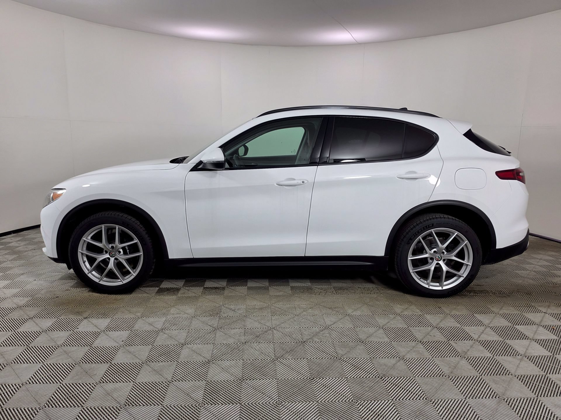 Used 2019 Alfa Romeo Stelvio Sport w/ Quick Order Package 22J Sport AWD/4WD image 4