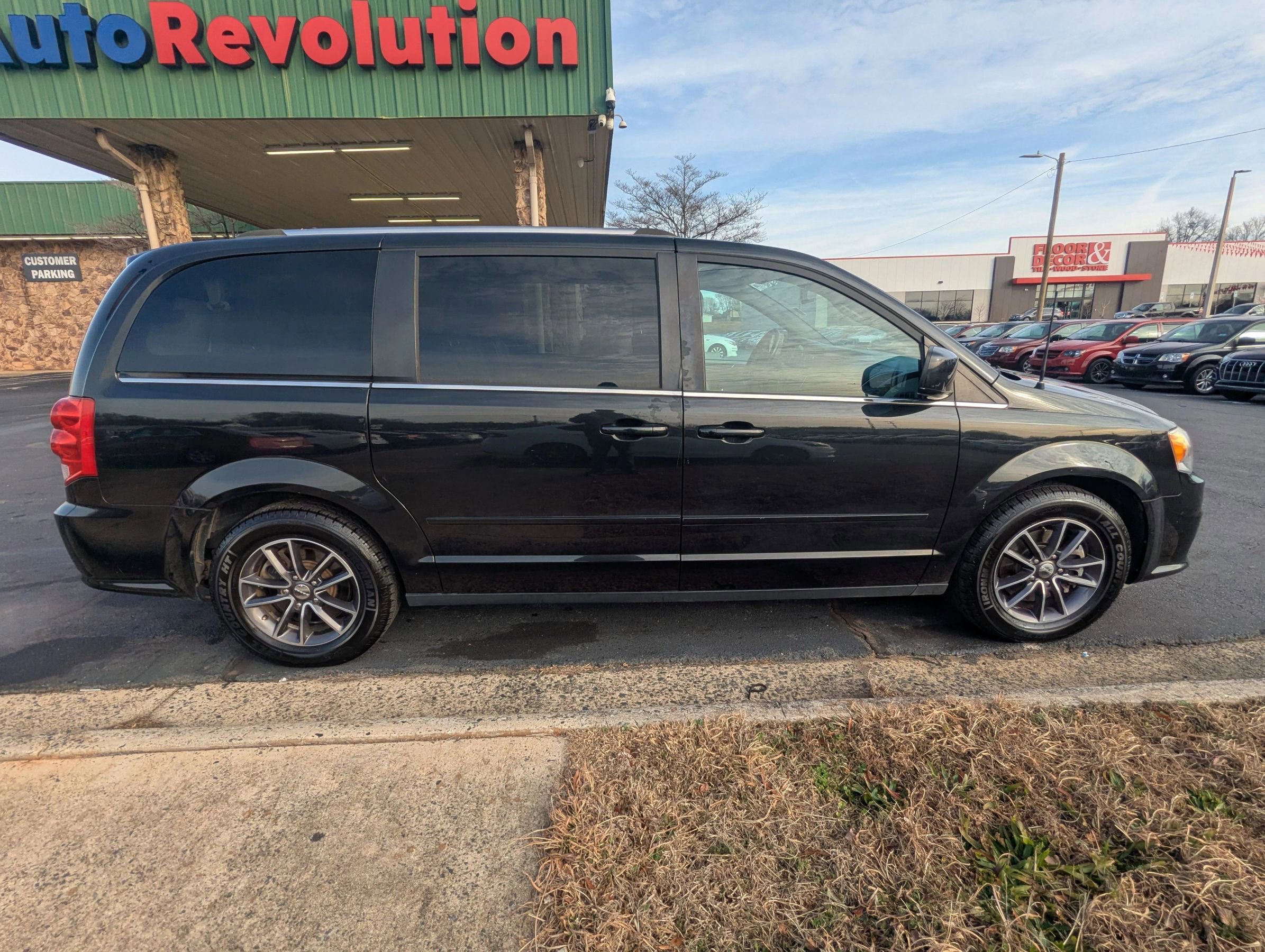 Used 2017 Dodge Grand Caravan SXT image 8