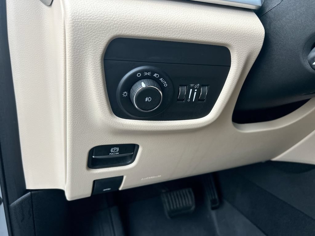 Used 2023 Jeep Grand Cherokee Limited w/ Luxury Tech Group II RWD image 37