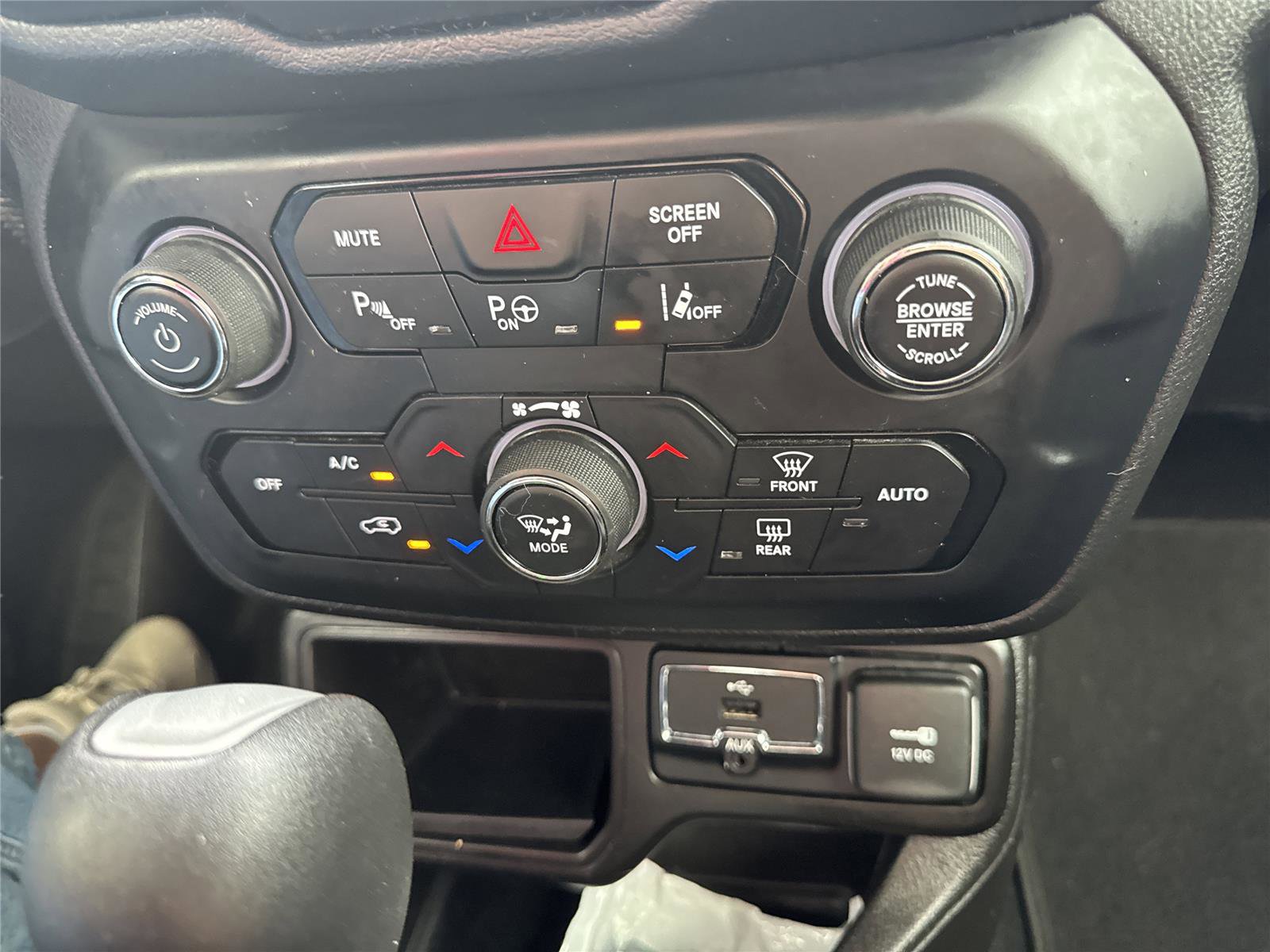 Used 2021 Jeep Renegade Latitude w/ Luxury Group I image 27