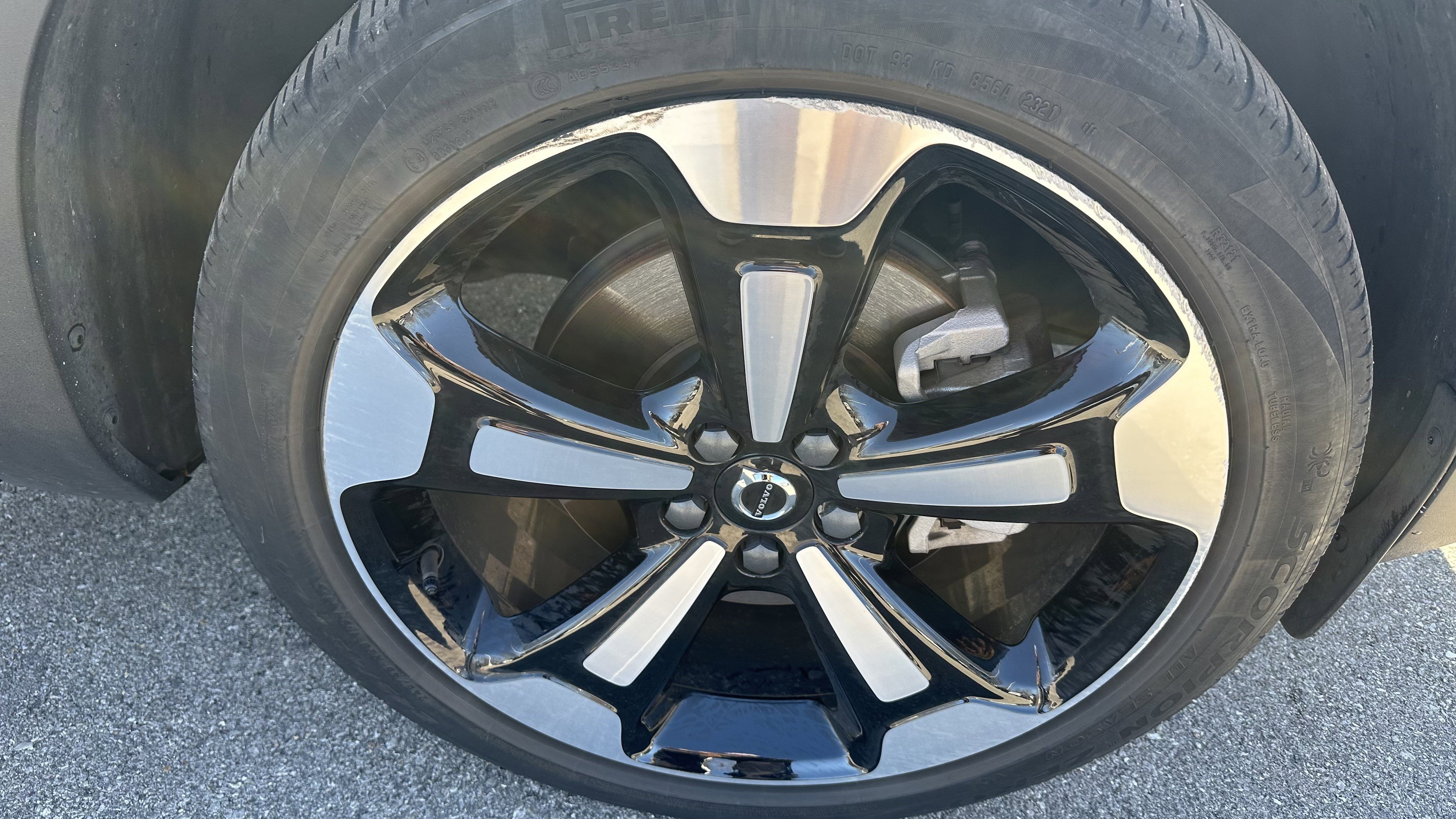 Used 2022 Volvo XC40 T5 Momentum w/ Premium Package image 15