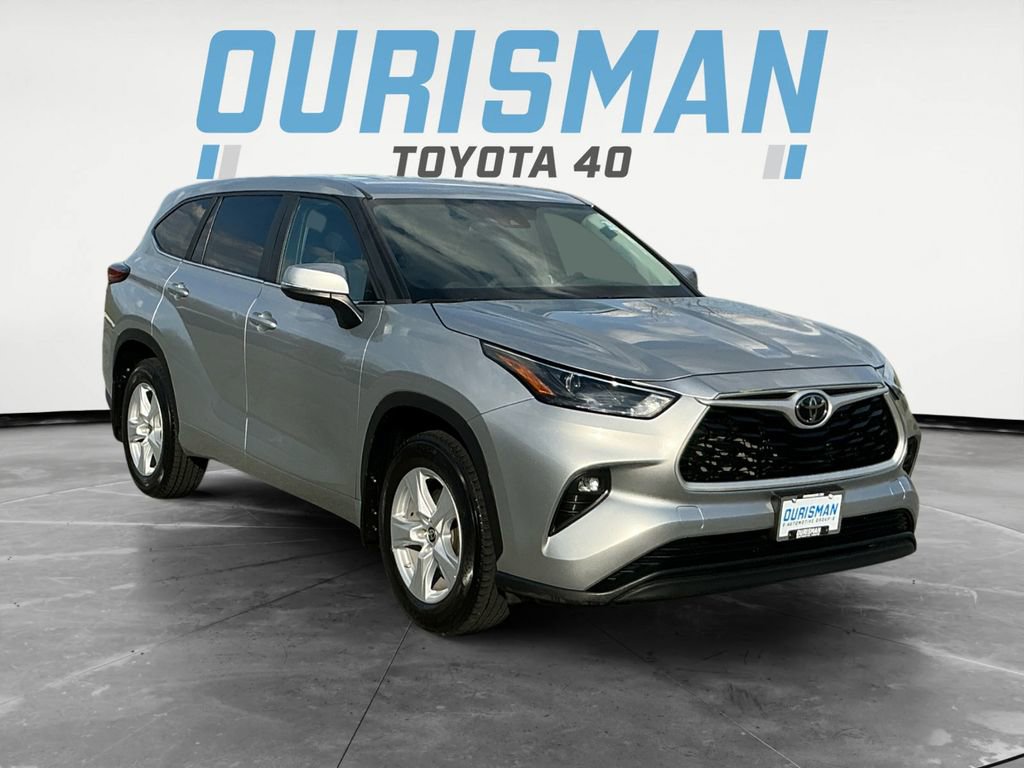 Used 2023 Toyota Highlander LE FWD image 1