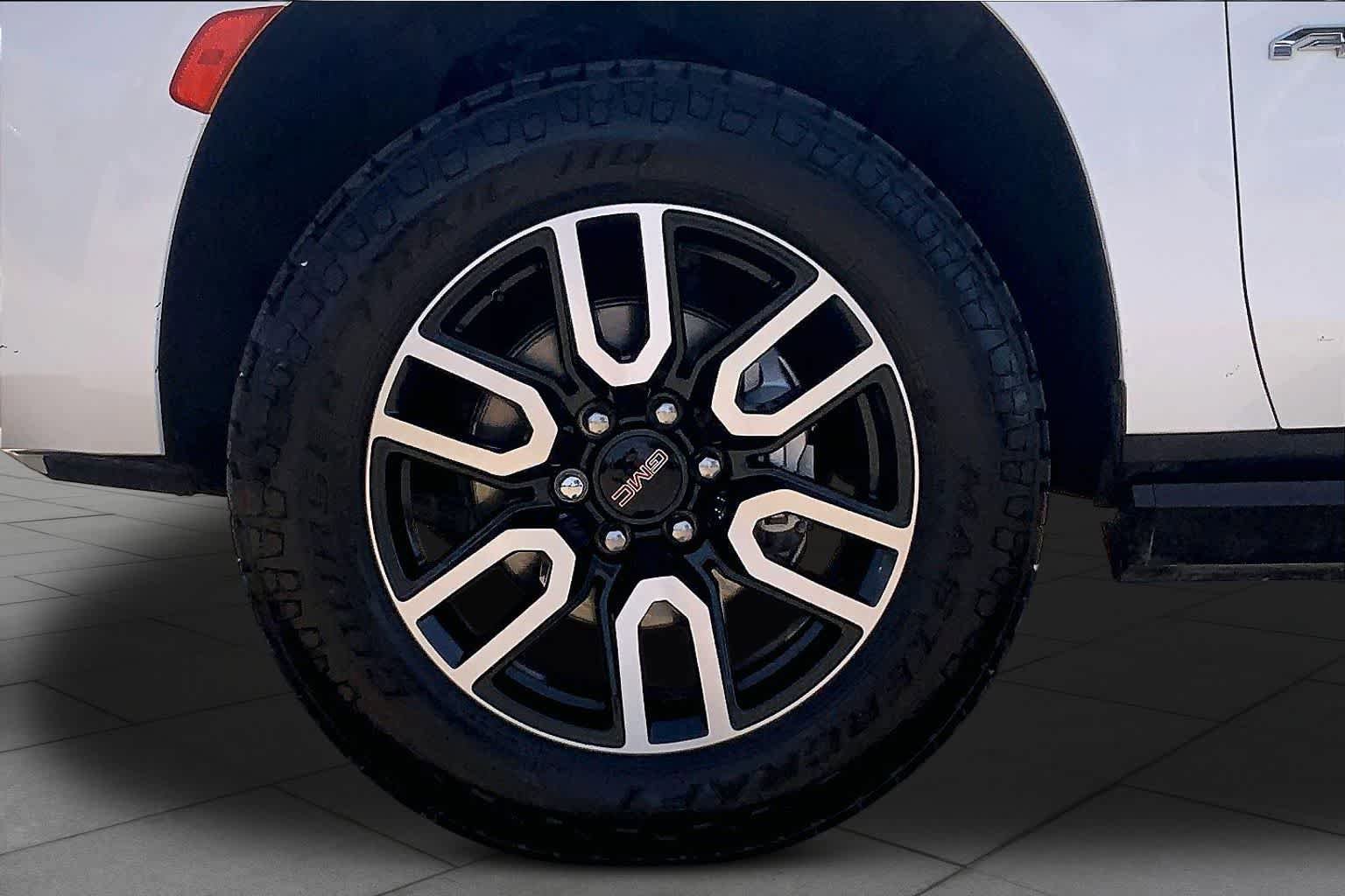 Used 2024 GMC Yukon XL AT4 w/ AT4 Premium Package AWD/4WD image 11
