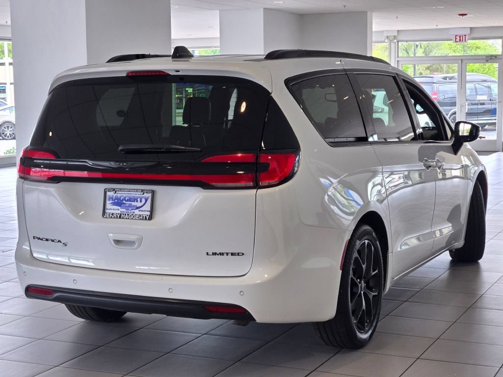 Used 2025 Chrysler Pacifica Limited FWD image 11