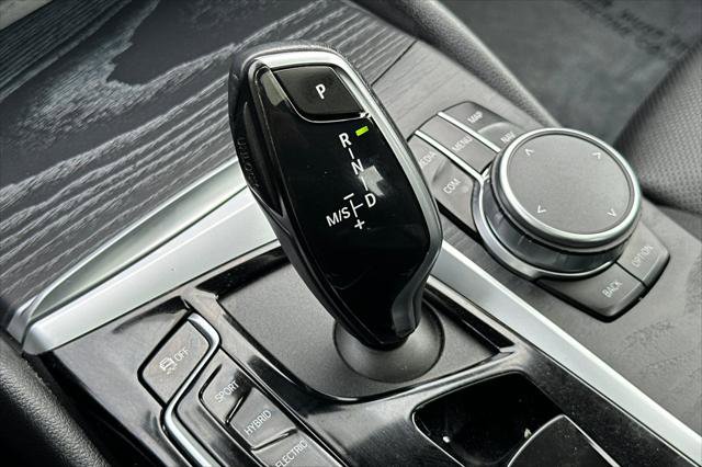 Used 2023 BMW 530e w/ Premium Package image 20