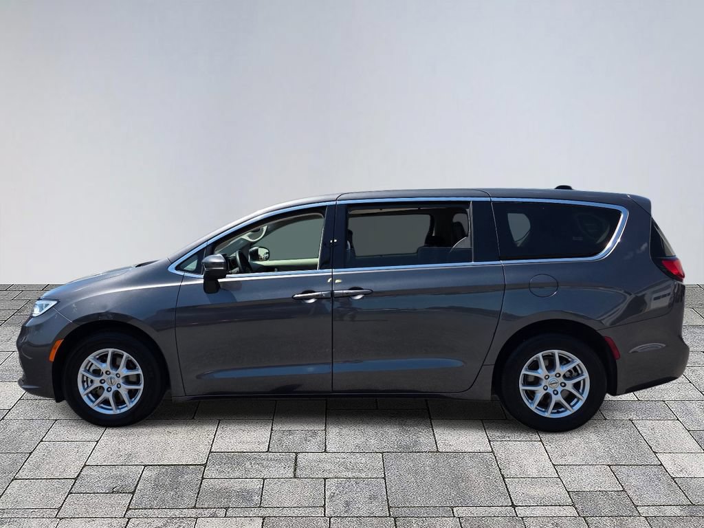 Used 2023 Chrysler Pacifica Touring-L FWD image 4