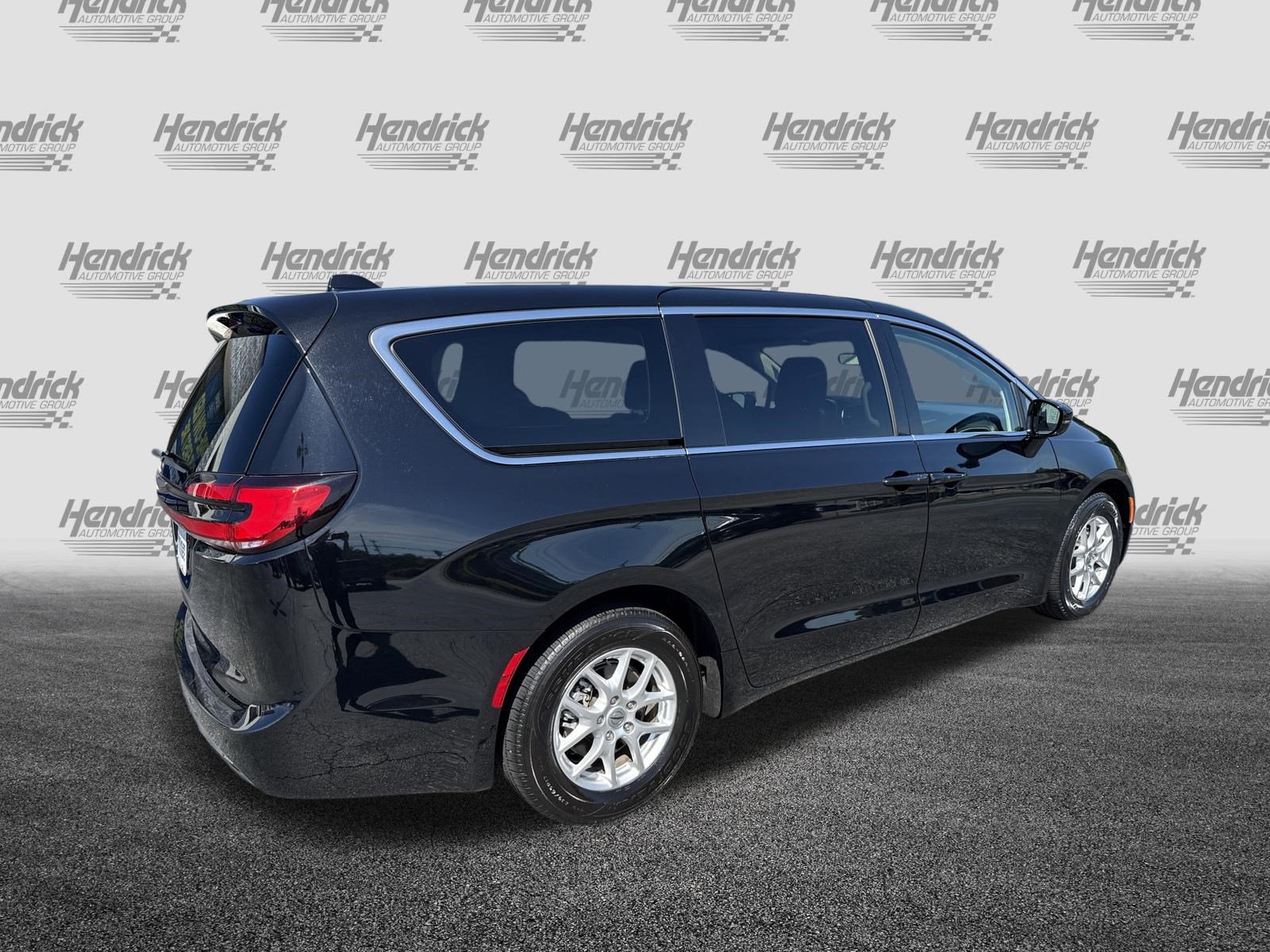 Used 2024 Chrysler Pacifica Touring-L FWD image 10