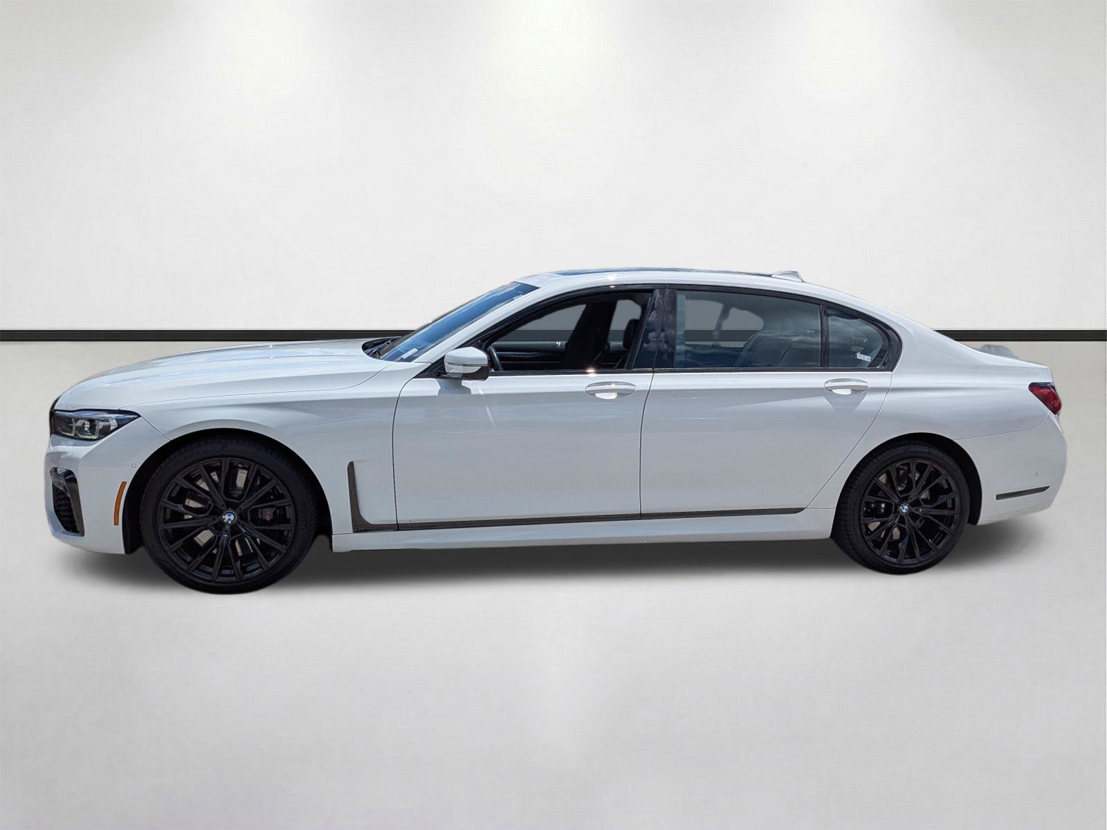 Used 2022 BMW 740i w/ M Sport Package RWD image 7