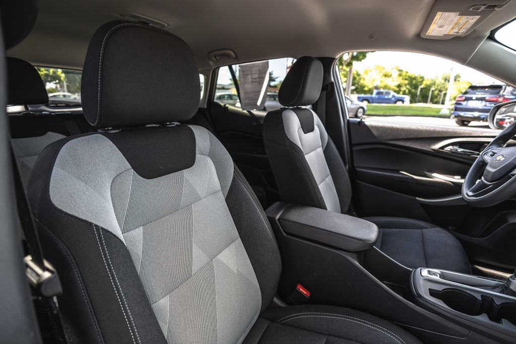 Used 2026 Chevrolet Trax LS w/ LS Convenience Package FWD image 25