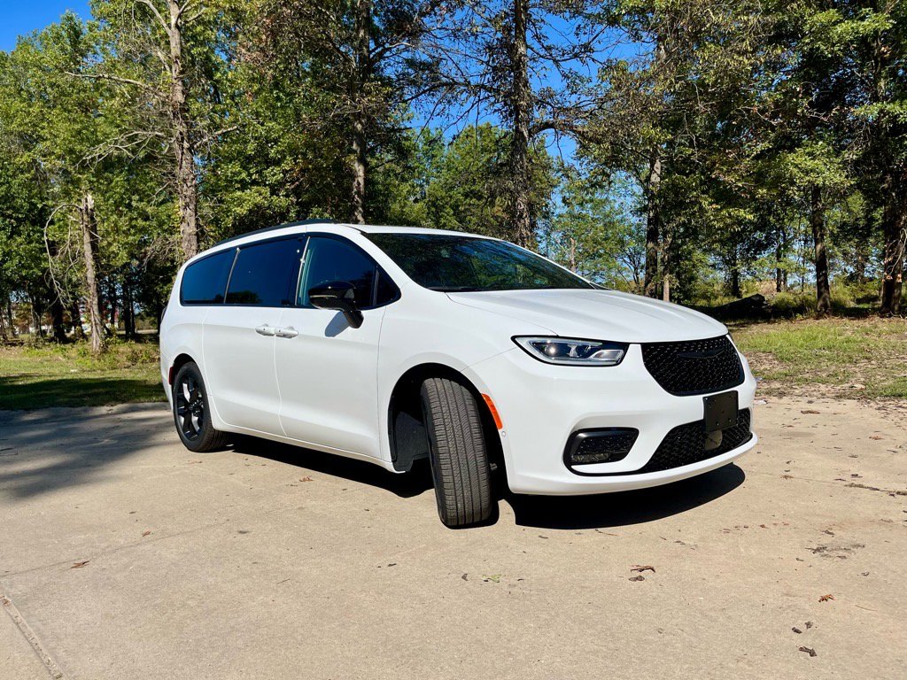 New 2026 Chrysler Pacifica Limited image 2