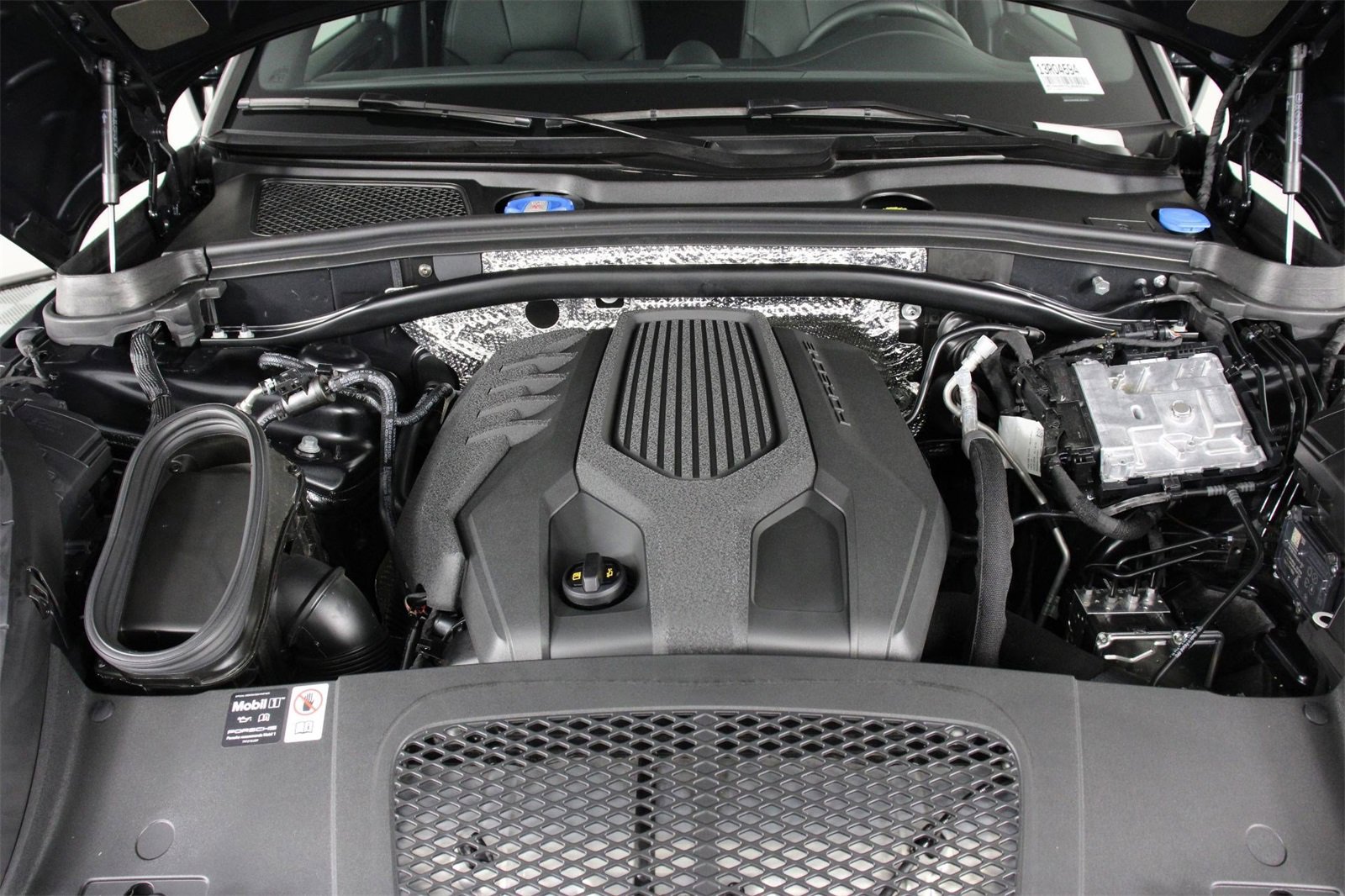 Used 2025 Porsche Macan image 26