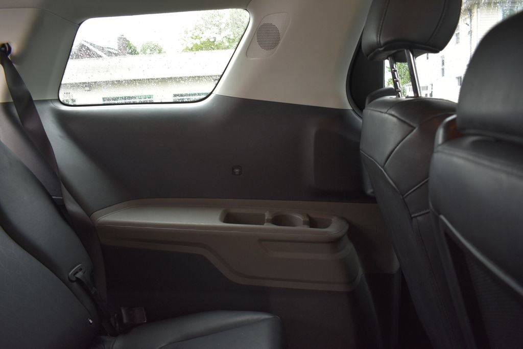 Used 2025 Kia Carnival FWD image 34