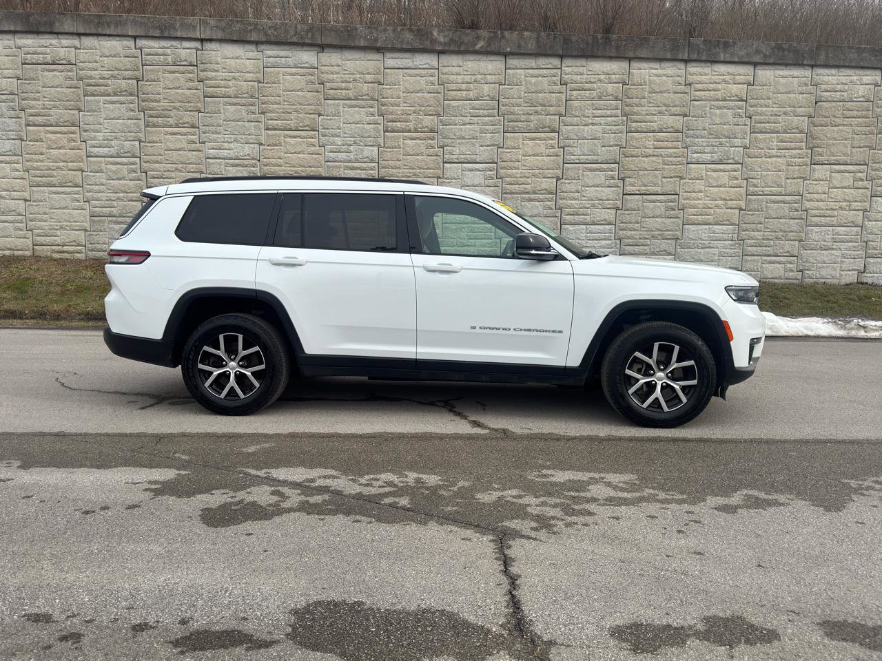 Used 2024 Jeep Grand Cherokee L Limited image 2