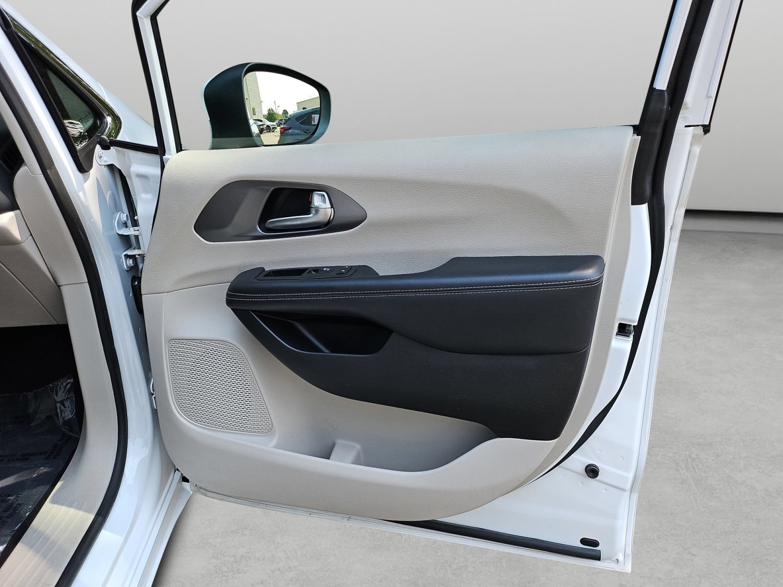 Used 2023 Chrysler Pacifica Touring-L FWD image 35