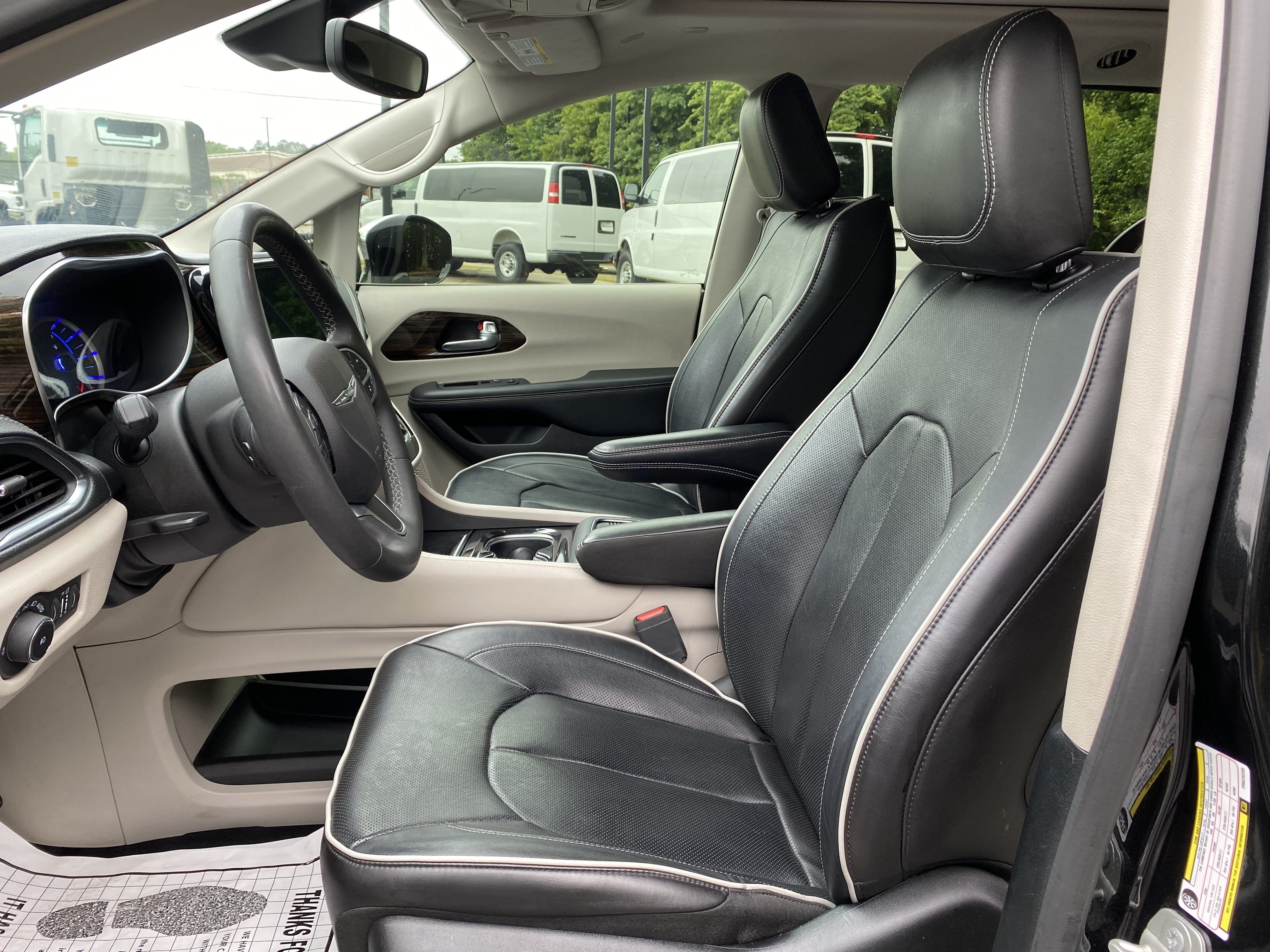 Used 2023 Chrysler Pacifica Limited FWD image 15