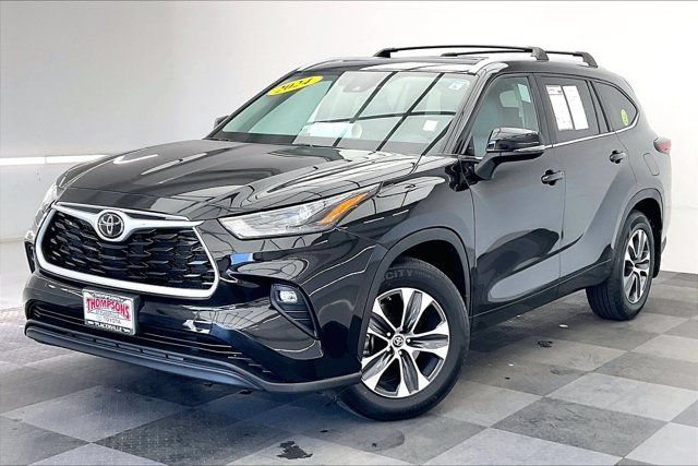 Used 2024 Toyota Highlander XLE FWD image 12