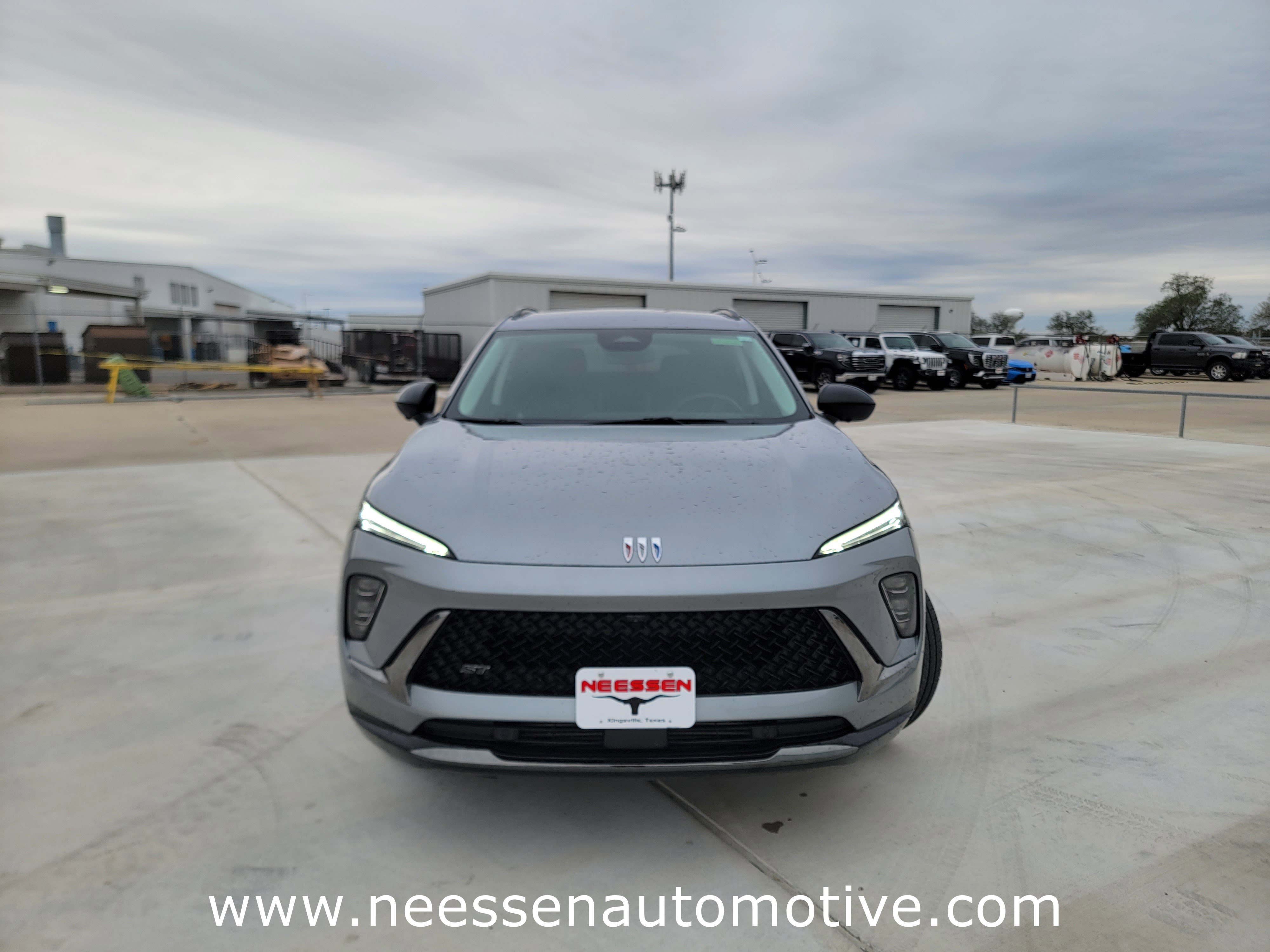 Used 2025 Buick Envision Sport Touring image 2