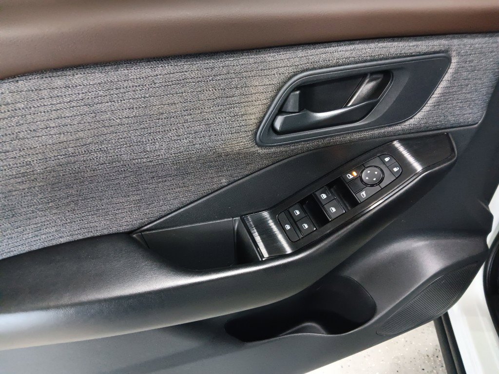 Used 2023 Nissan Rogue S image 10