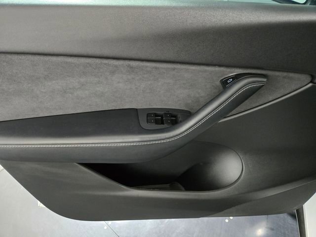 Used 2021 Tesla Model Y Long Range AWD/4WD image 26