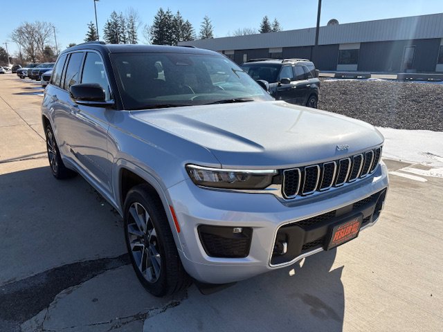 Used 2024 Jeep Grand Cherokee Overland AWD/4WD image 3