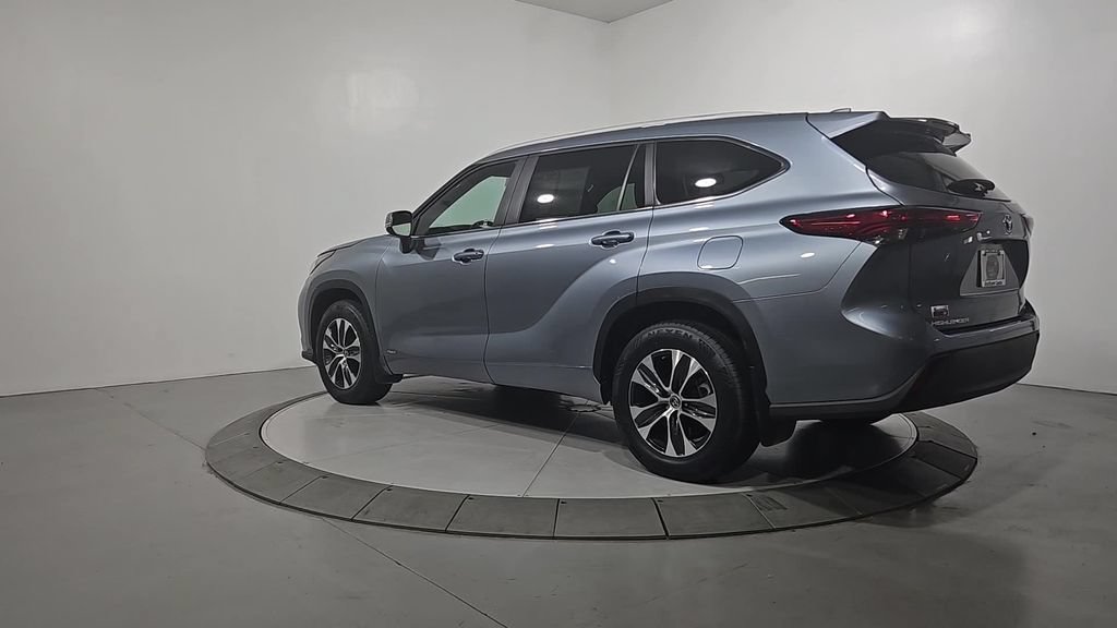 Used 2023 Toyota Highlander XLE AWD/4WD image 3