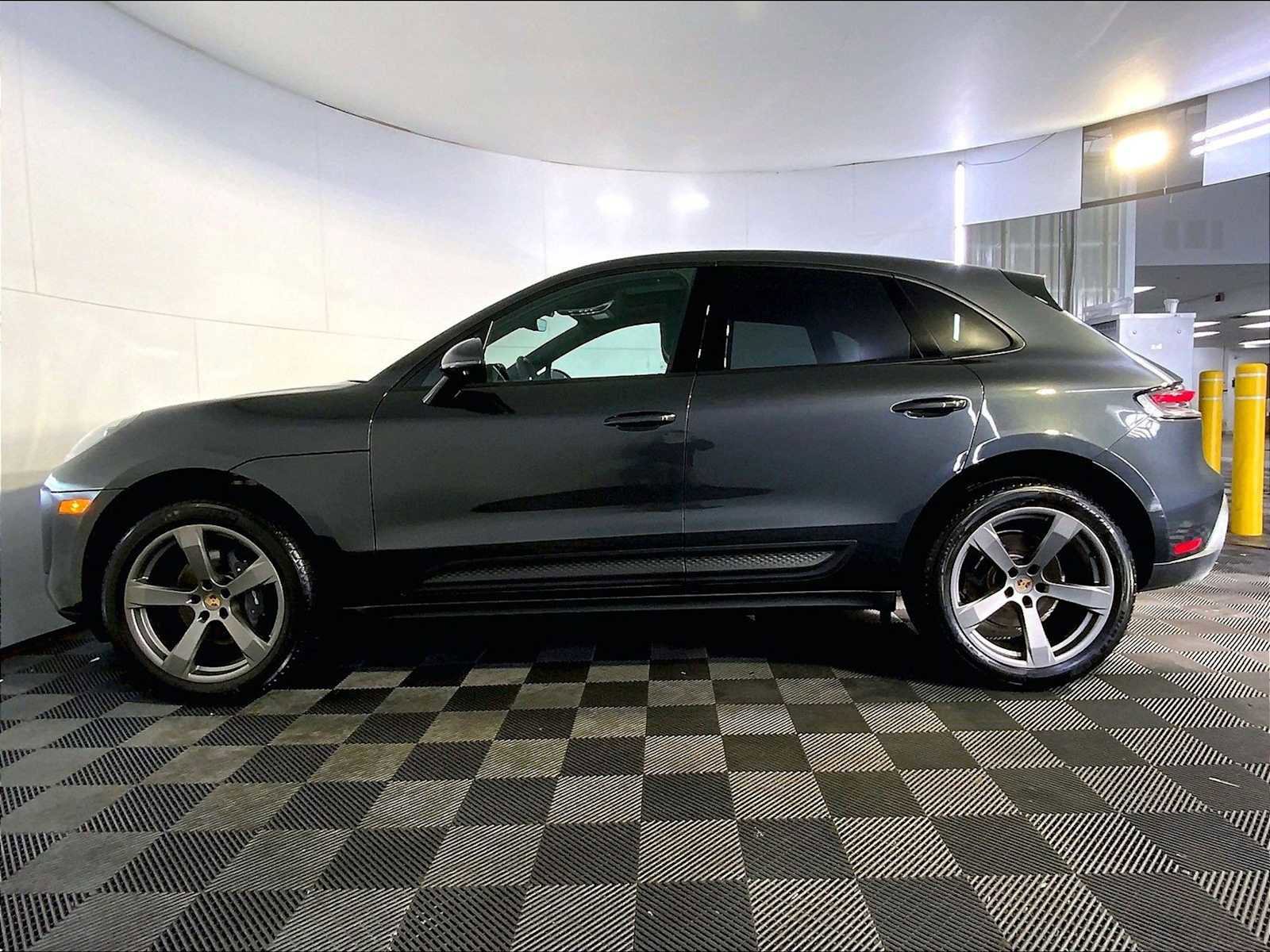 Certified 2025 Porsche Macan image 2
