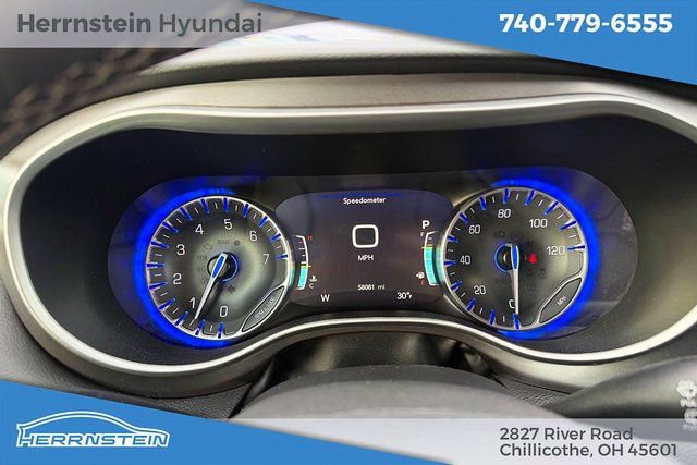 Used 2023 Chrysler Pacifica Touring-L image 16