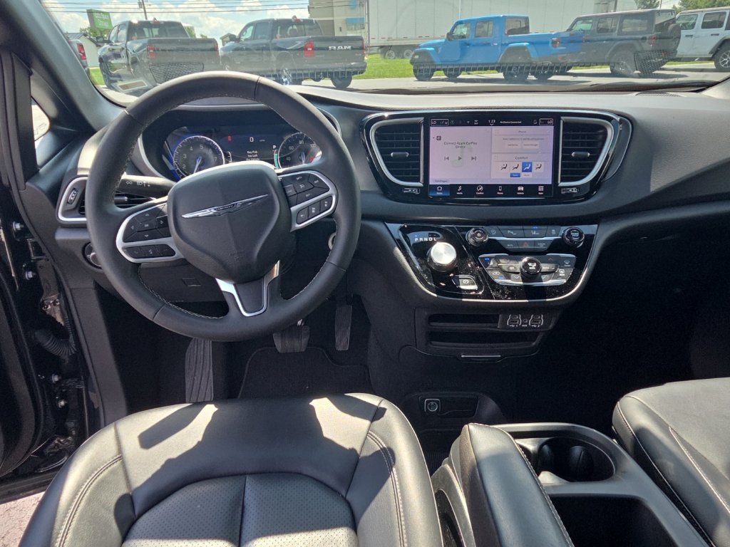 Used 2025 Chrysler Pacifica Select FWD image 31