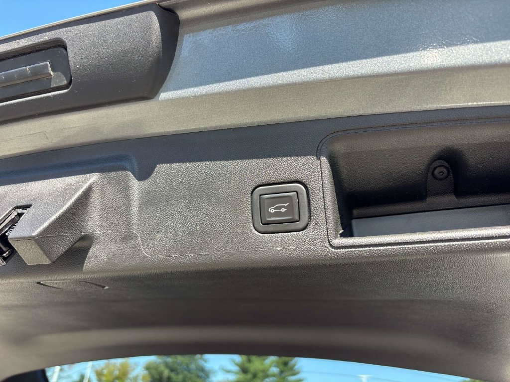 Used 2023 GMC Terrain SLT w/ Infotainment Package II AWD/4WD image 18