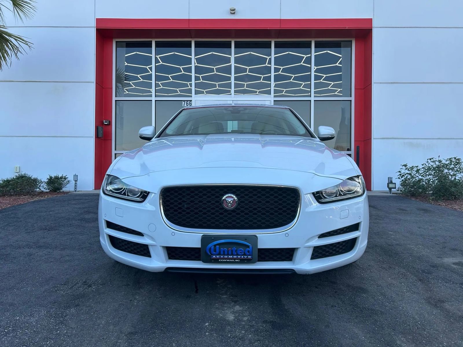 Used 2017 Jaguar XE Premium image 2