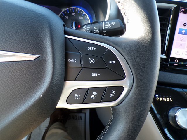 Used 2024 Chrysler Pacifica Touring-L image 22