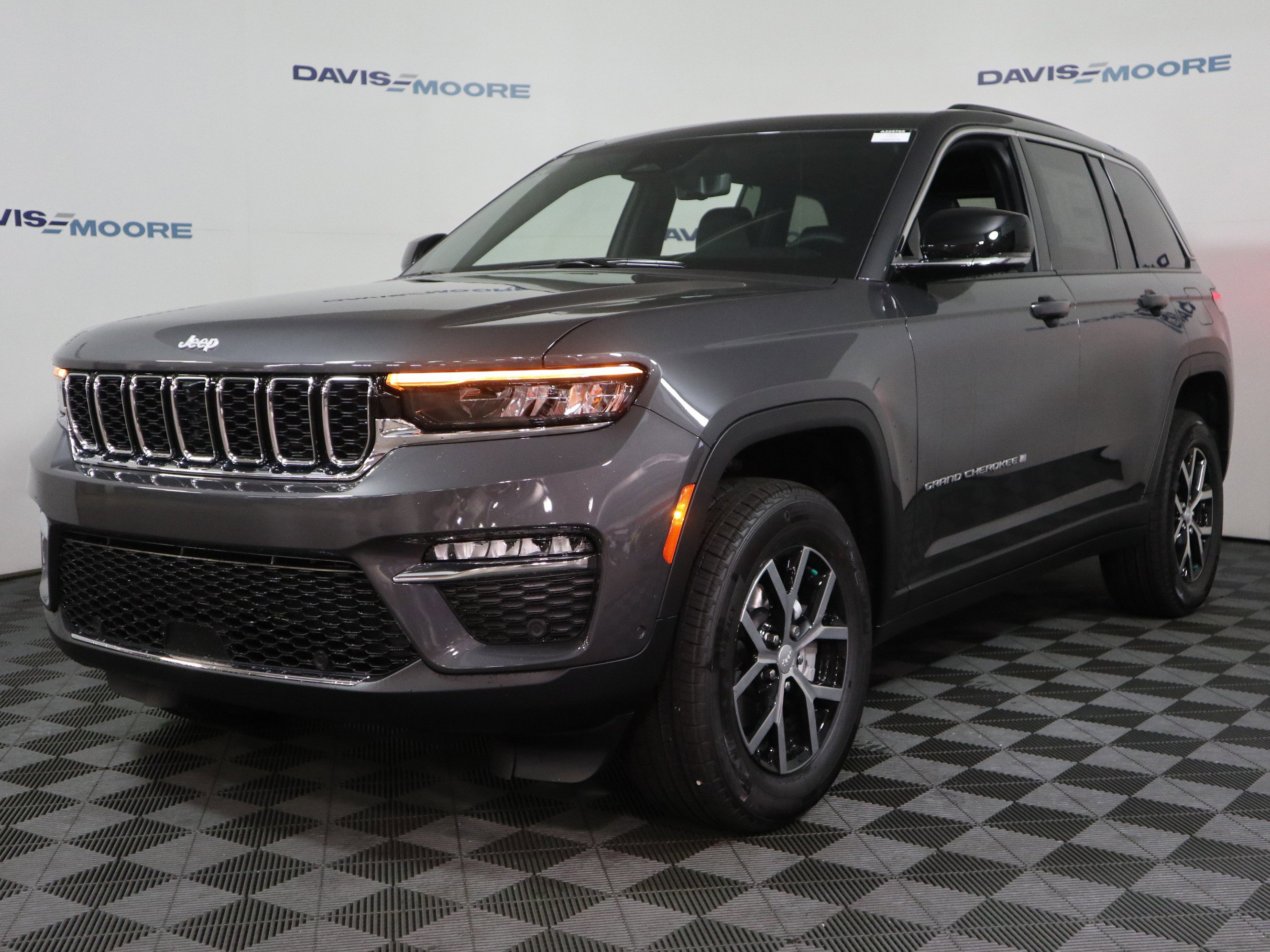 New 2025 Jeep Grand Cherokee Limited w/ Luxury Tech Group II image 12