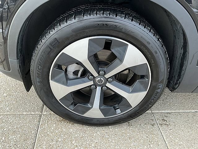 Certified 2025 Volvo XC40 B5 Plus image 13