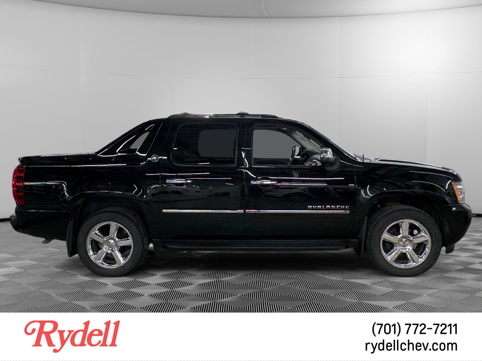Used 2013 Chevrolet Avalanche LTZ AWD/4WD image 6