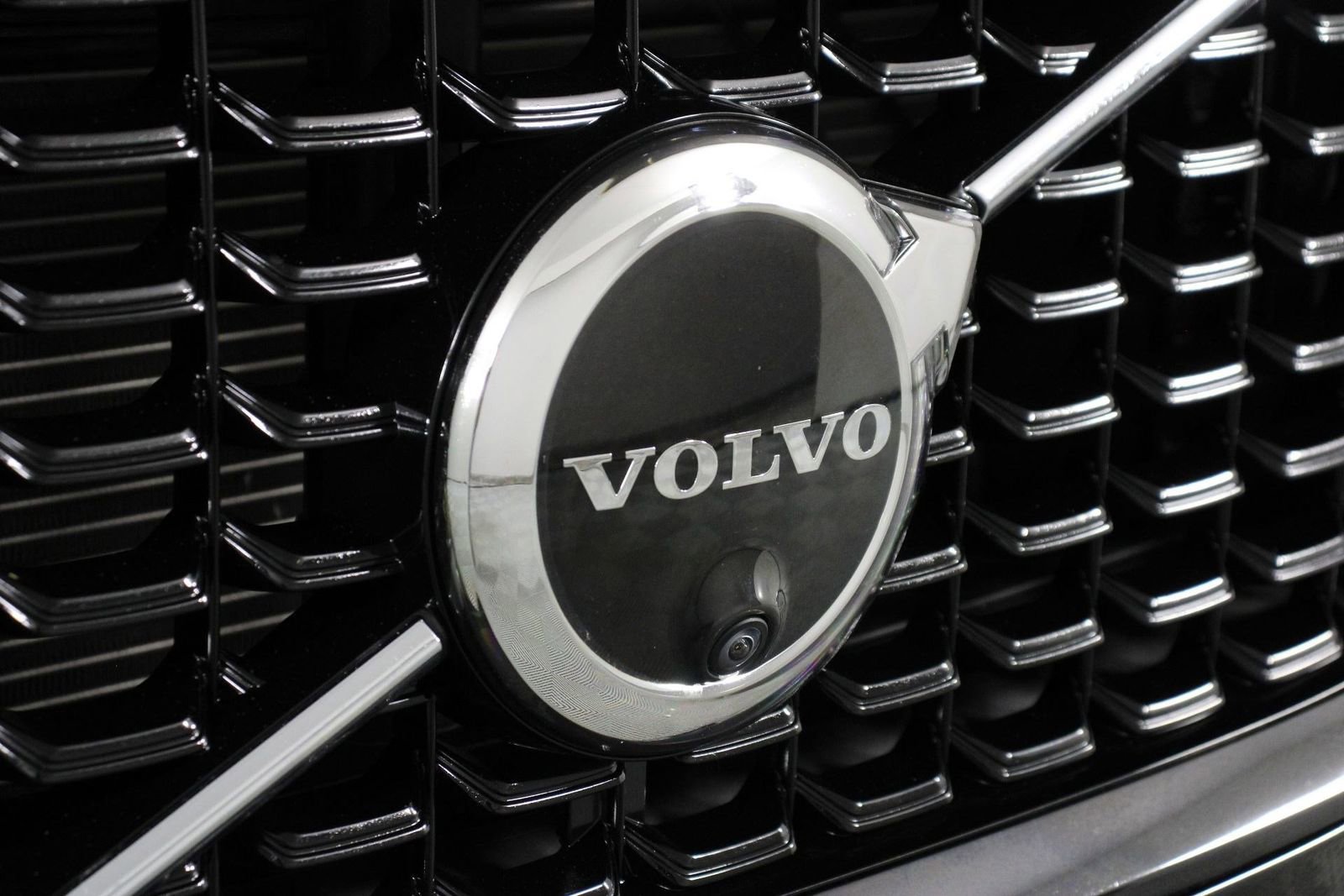 Certified 2023 Volvo XC60 B5 Ultimate w/ Climate Package image 27