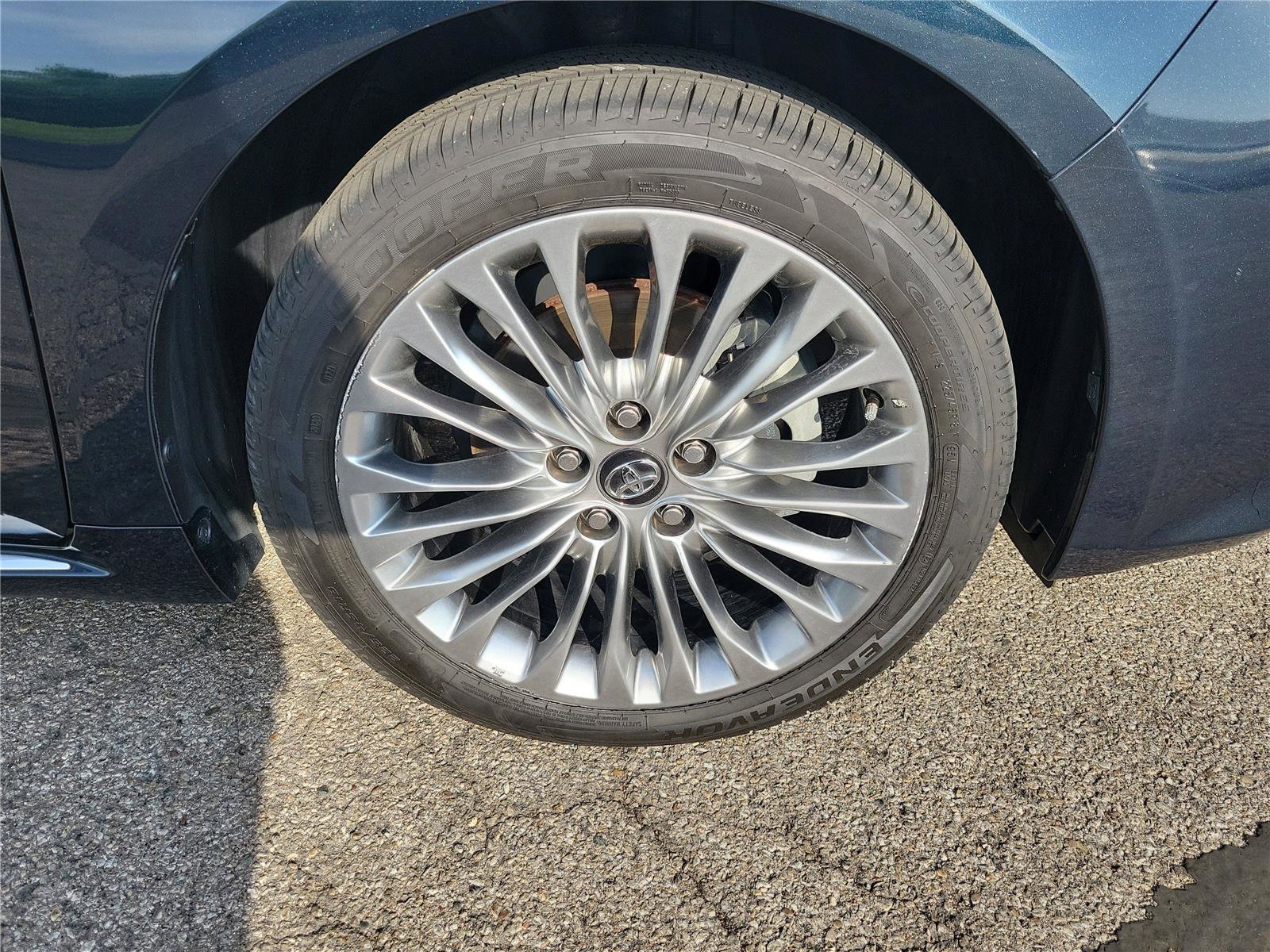 Used 2016 Toyota Avalon Limited w/ Toyota Safety Sense Package image 5