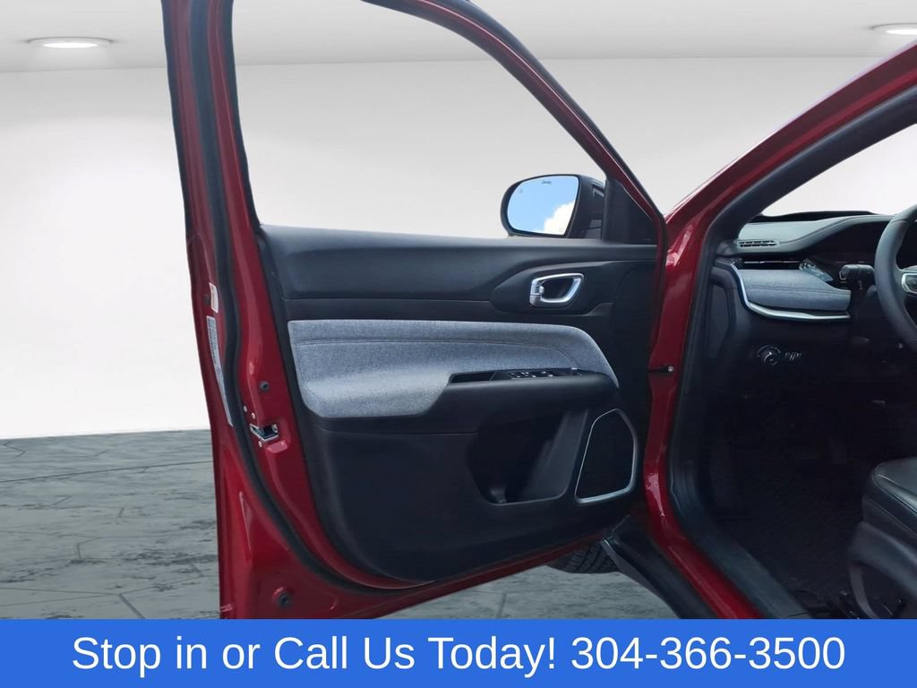 Used 2024 Jeep Compass Latitude AWD/4WD image 9