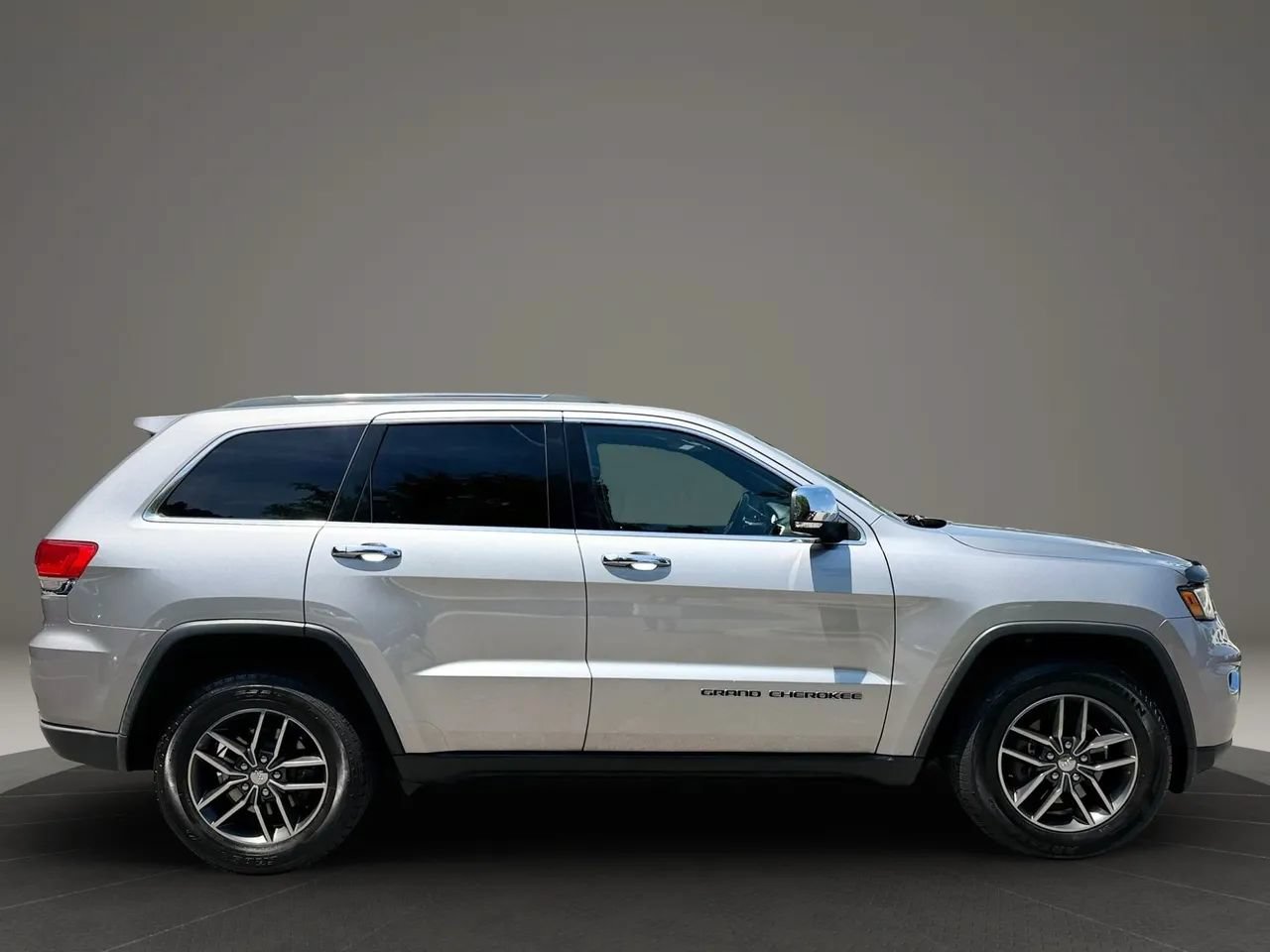 Used 2017 Jeep Grand Cherokee Limited w/ Luxury Group II AWD/4WD image 7