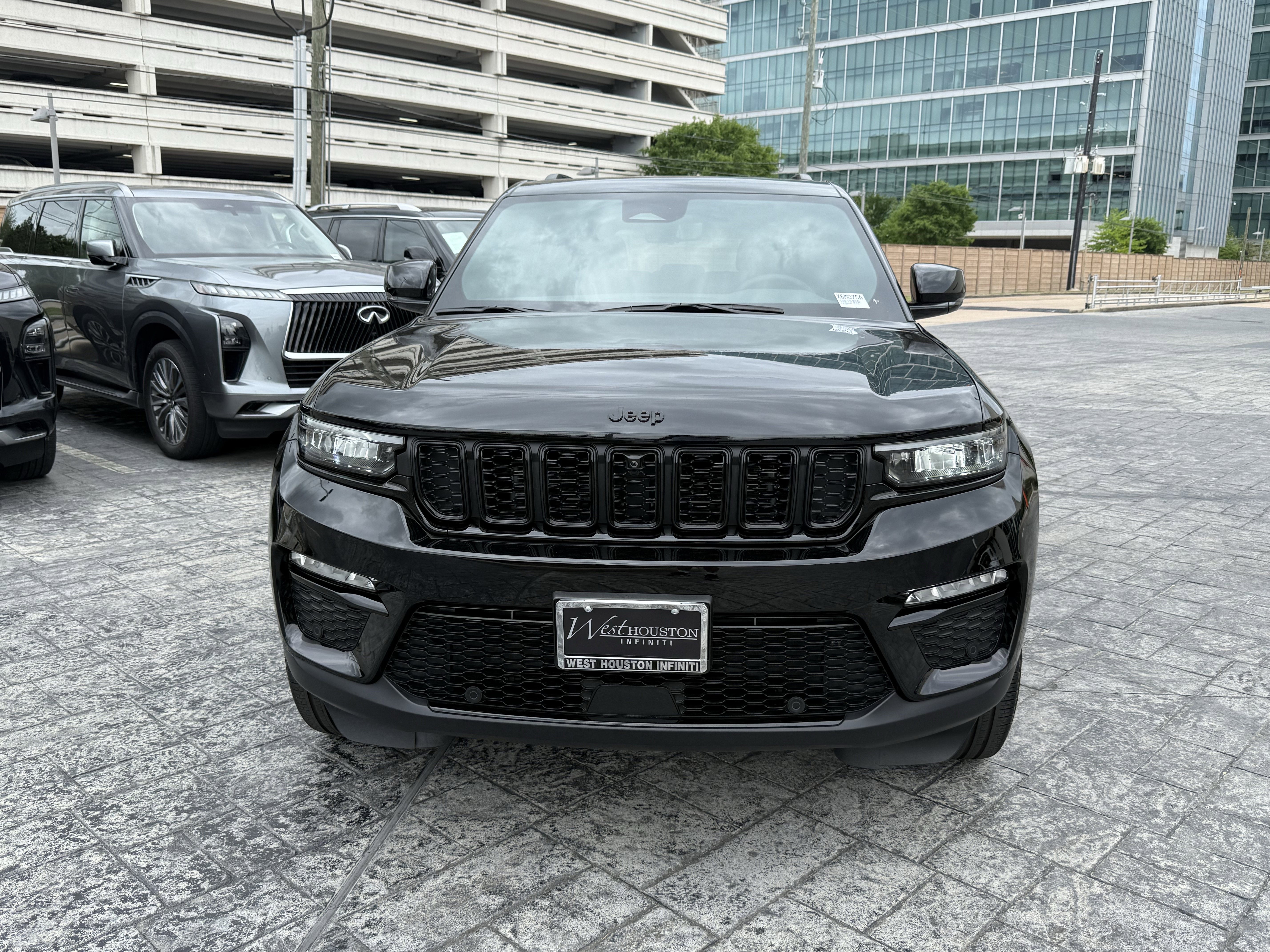 Used 2024 Jeep Grand Cherokee Limited w/ Luxury Tech Group II image 2