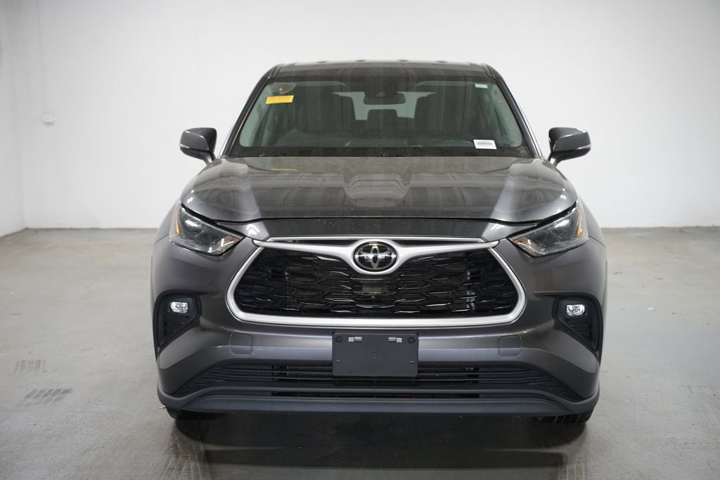 Used 2023 Toyota Highlander LE image 2