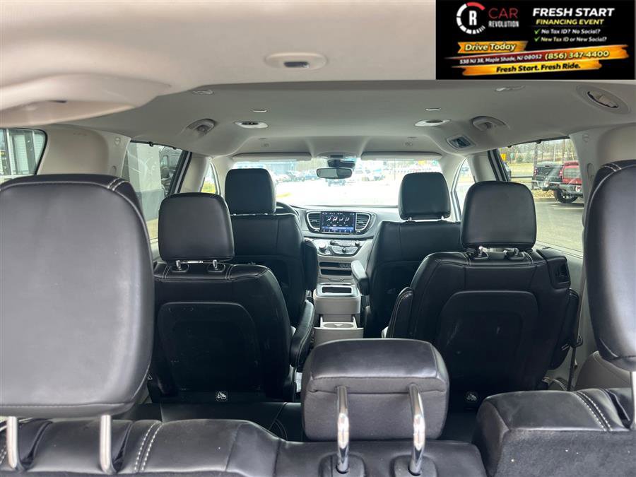 Used 2023 Chrysler Pacifica Touring-L FWD image 10