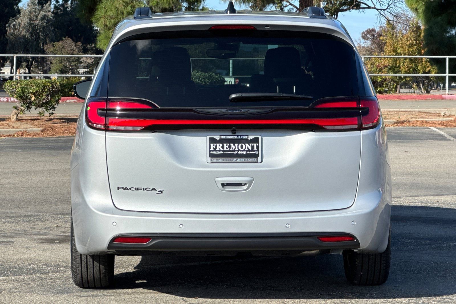 New 2026 Chrysler Pacifica Select w/ S Appearance Package image 4