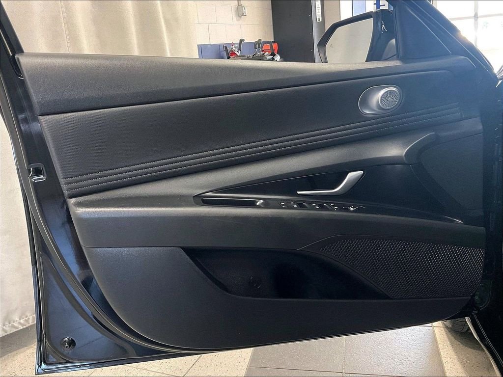 Used 2023 Hyundai Elantra SEL w/ Convenience Package FWD image 9