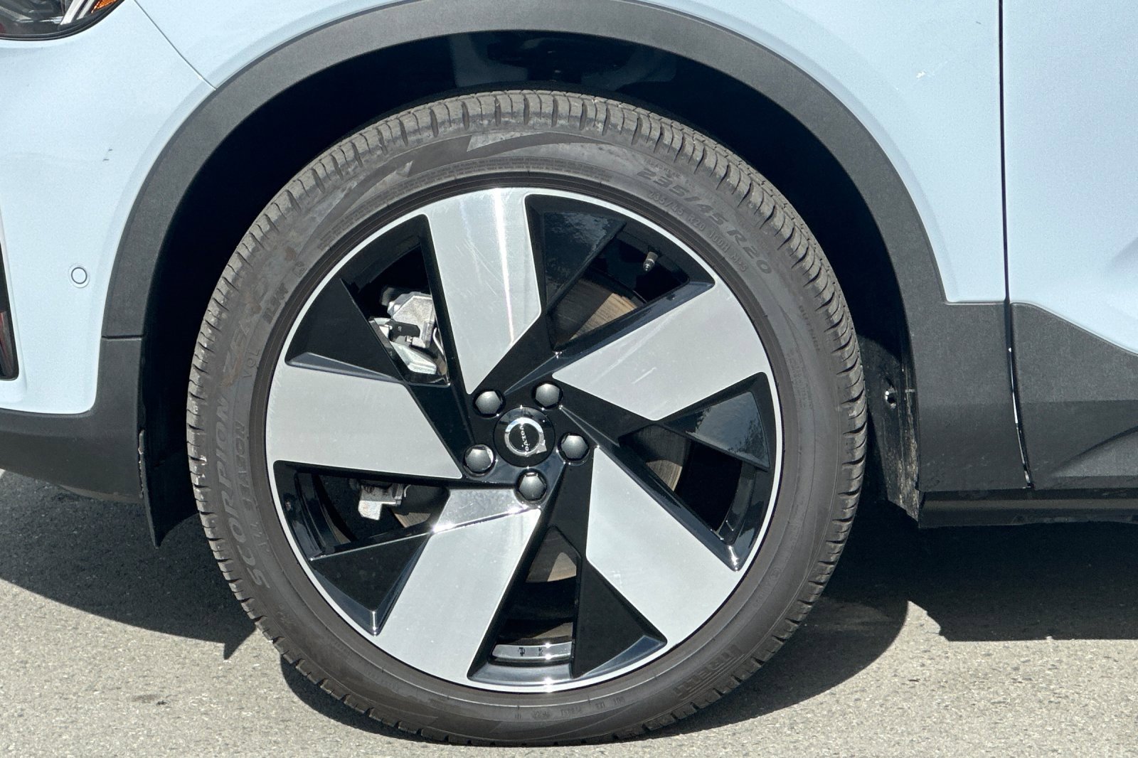 Used 2025 Volvo EX40 Ultra w/ Protection Package Premier image 12